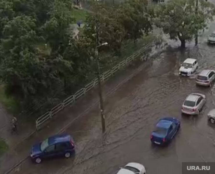 Ураган затопил челябинские дороги и вырвал деревья. Фото, видео
