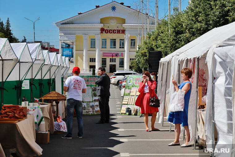 Китайские куртки и курганское молоко: под окнами правительства развернулась ярмарка. Фото, видео