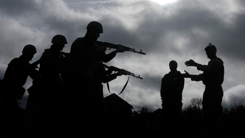 СМИ: боевиков "Азова"* привлекут на Украине к подготовке школьных учителей