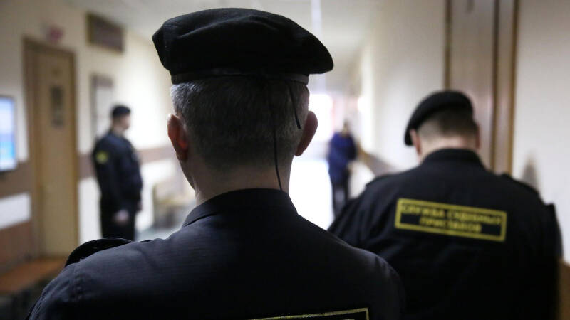 Госдума приняла закон о праве судебных приставов применять оружие