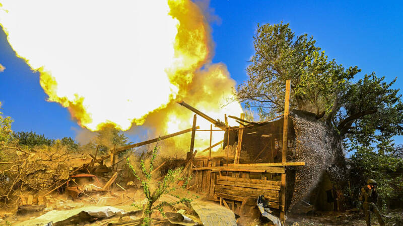 Российские артиллеристы отразили налет FPV-дронов и потушили пожар в САУ