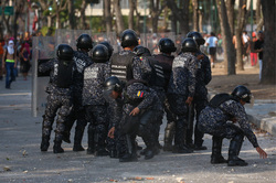 В столице Венесуэлы начались столкновения после выборов президента. Видео