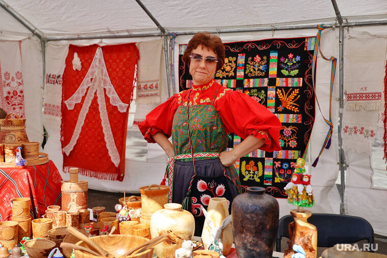 Китайские куртки и курганское молоко: под окнами правительства развернулась ярмарка. Фото, видео