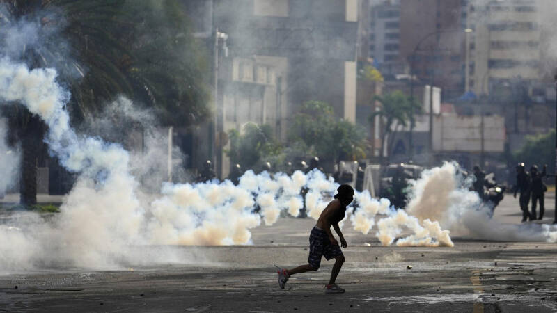 В Венесуэле во время беспорядков пострадали более 20 военных