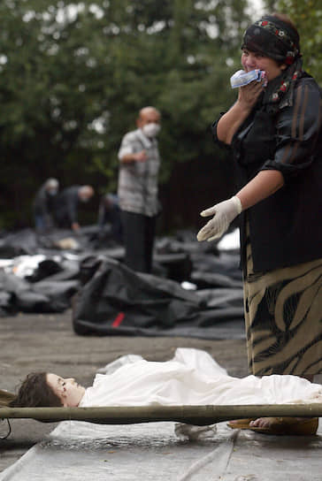 Путин посетил школу в Беслане, захваченную террористами в 2004 году