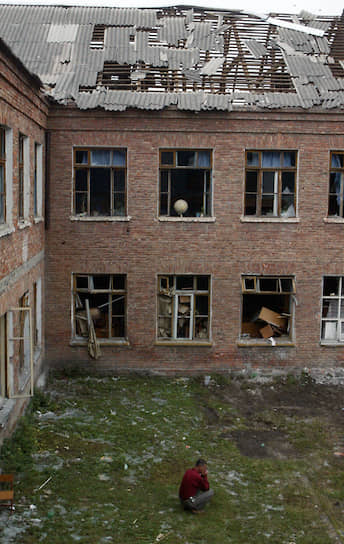 Путин посетил школу в Беслане, захваченную террористами в 2004 году