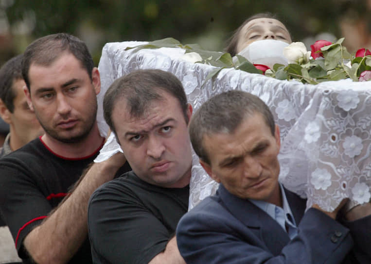 Путин посетил школу в Беслане, захваченную террористами в 2004 году