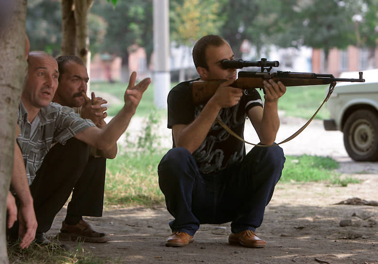 Путин посетил школу в Беслане, захваченную террористами в 2004 году