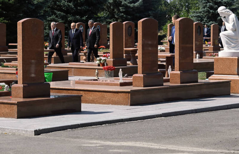 Путин посетил школу в Беслане, захваченную террористами в 2004 году