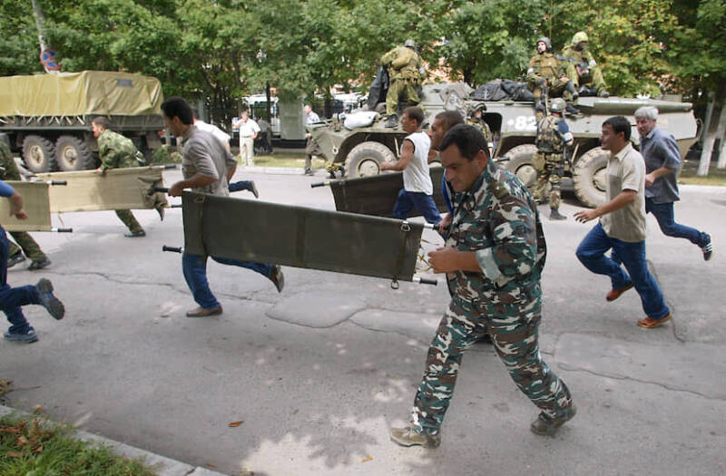 Путин посетил школу в Беслане, захваченную террористами в 2004 году