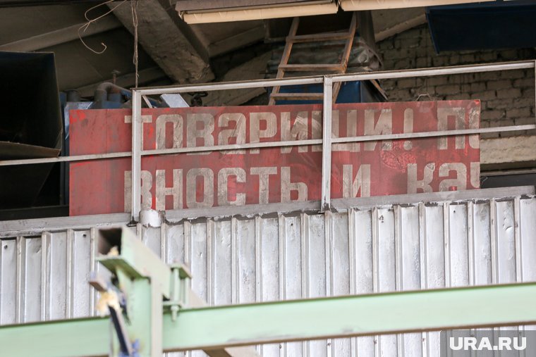 В Тюмени завершается снос легендарного завода. Фоторепортаж