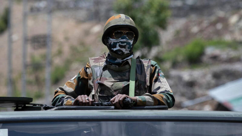 Пакистанский эксперт назвал ситуацию в Кашмире близкой к взрывоопасной