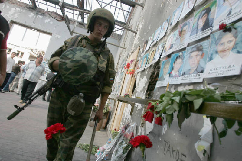 Путин посетил школу в Беслане, захваченную террористами в 2004 году