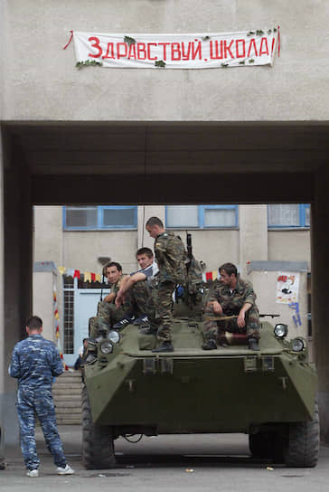 Путин посетил школу в Беслане, захваченную террористами в 2004 году