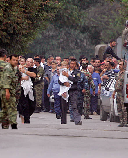 Путин посетил школу в Беслане, захваченную террористами в 2004 году