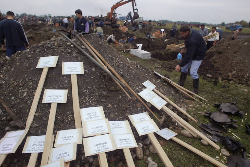 Путин посетил школу в Беслане, захваченную террористами в 2004 году