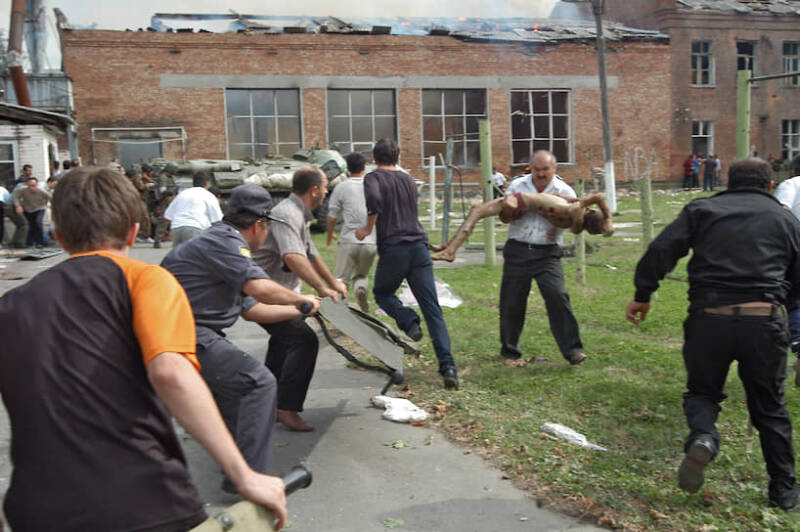 Путин посетил школу в Беслане, захваченную террористами в 2004 году