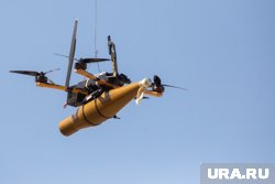 Мэр Шадринска Мокан передал дрон командиру инженерной роты из зоны СВО. Фото