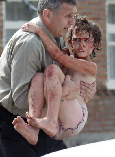 Путин посетил школу в Беслане, захваченную террористами в 2004 году